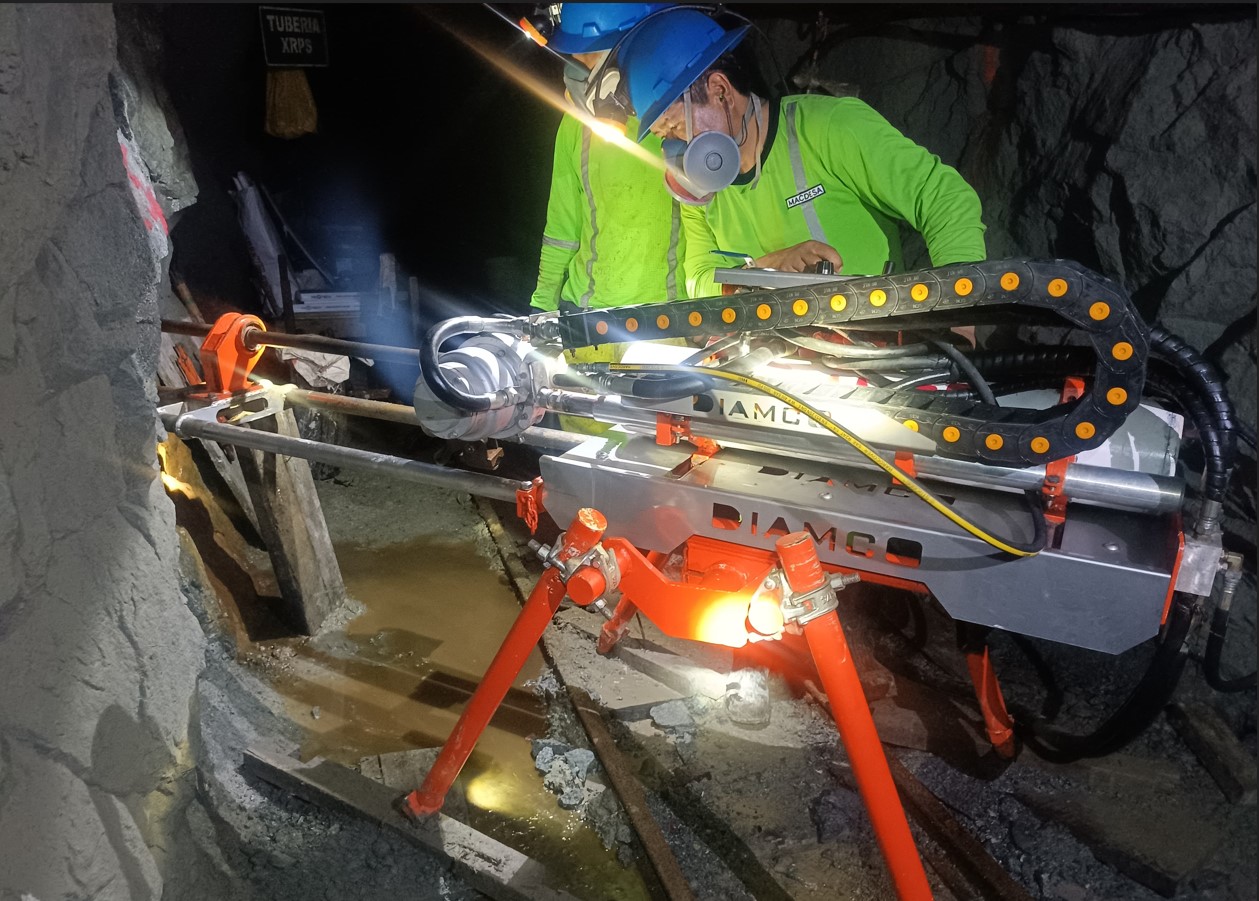 Perforadora M50 ULTRA trabajando en alta montaña